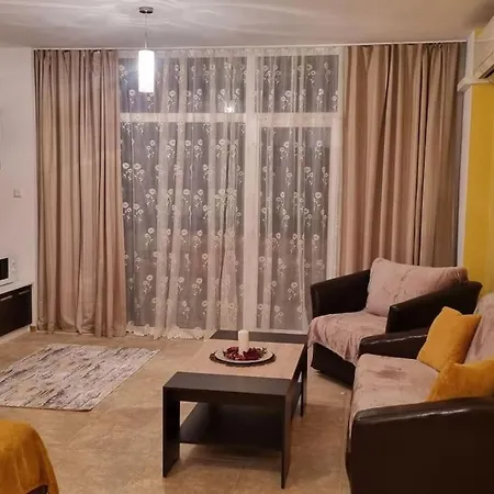 студио в затворен комплекс Apartamento